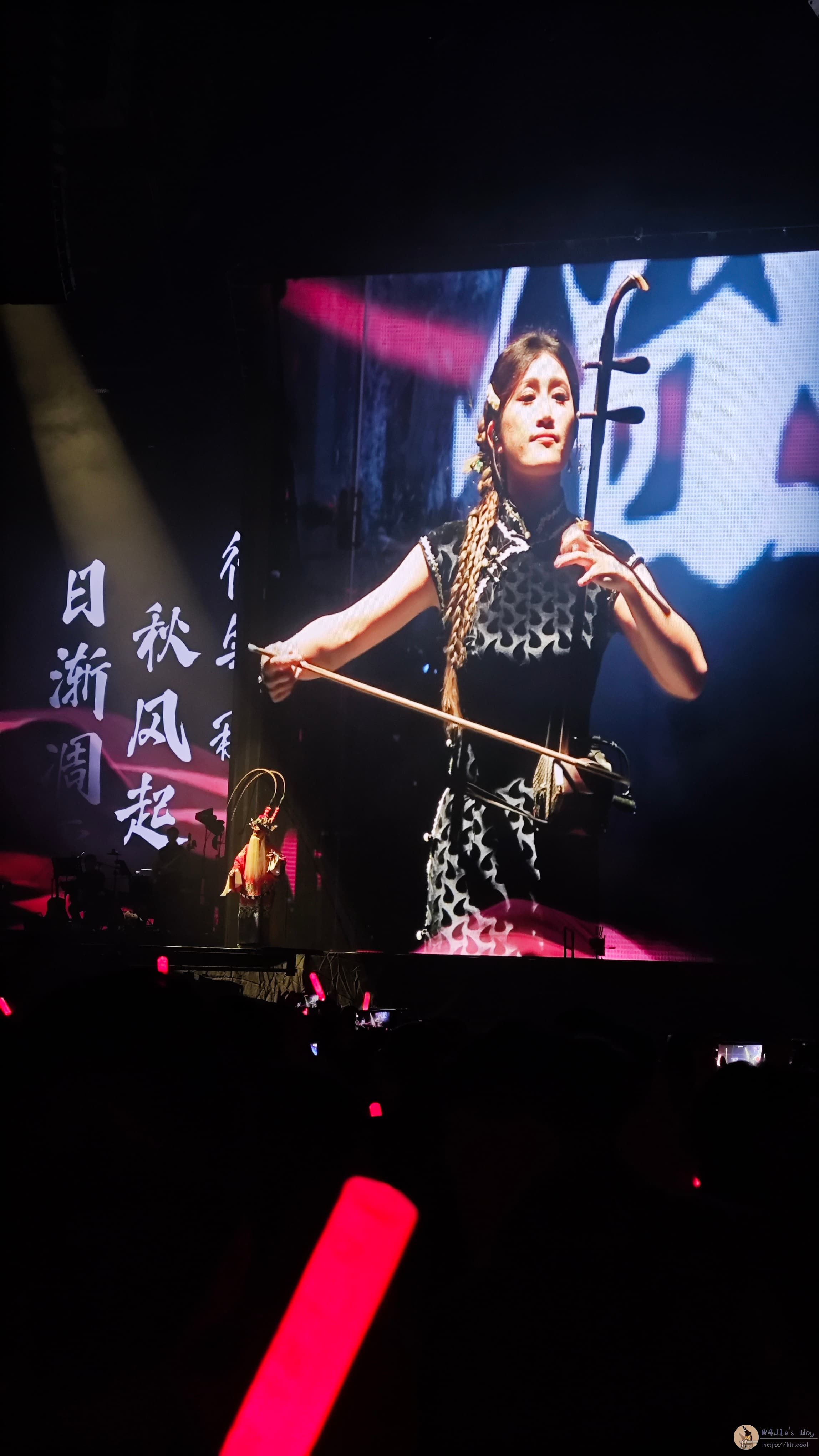 The traditional singer and the erhu player