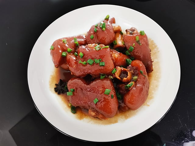 Red-braised pig trotters