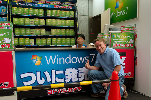 Linus Torvalds at a software store in Japan